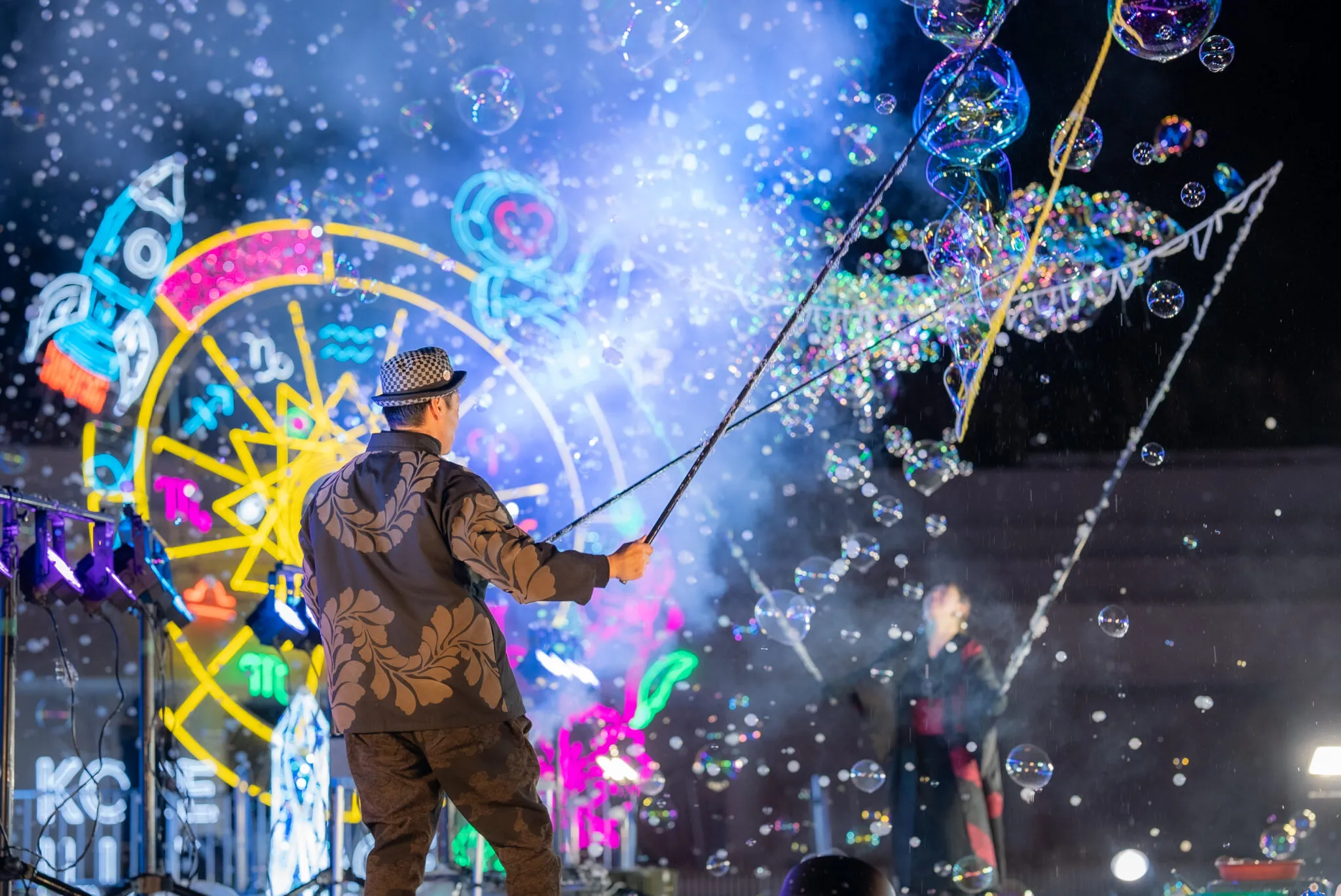 光の庭園で年越し!神戸イルミナージュ カウントダウンで感動のドローンショー
