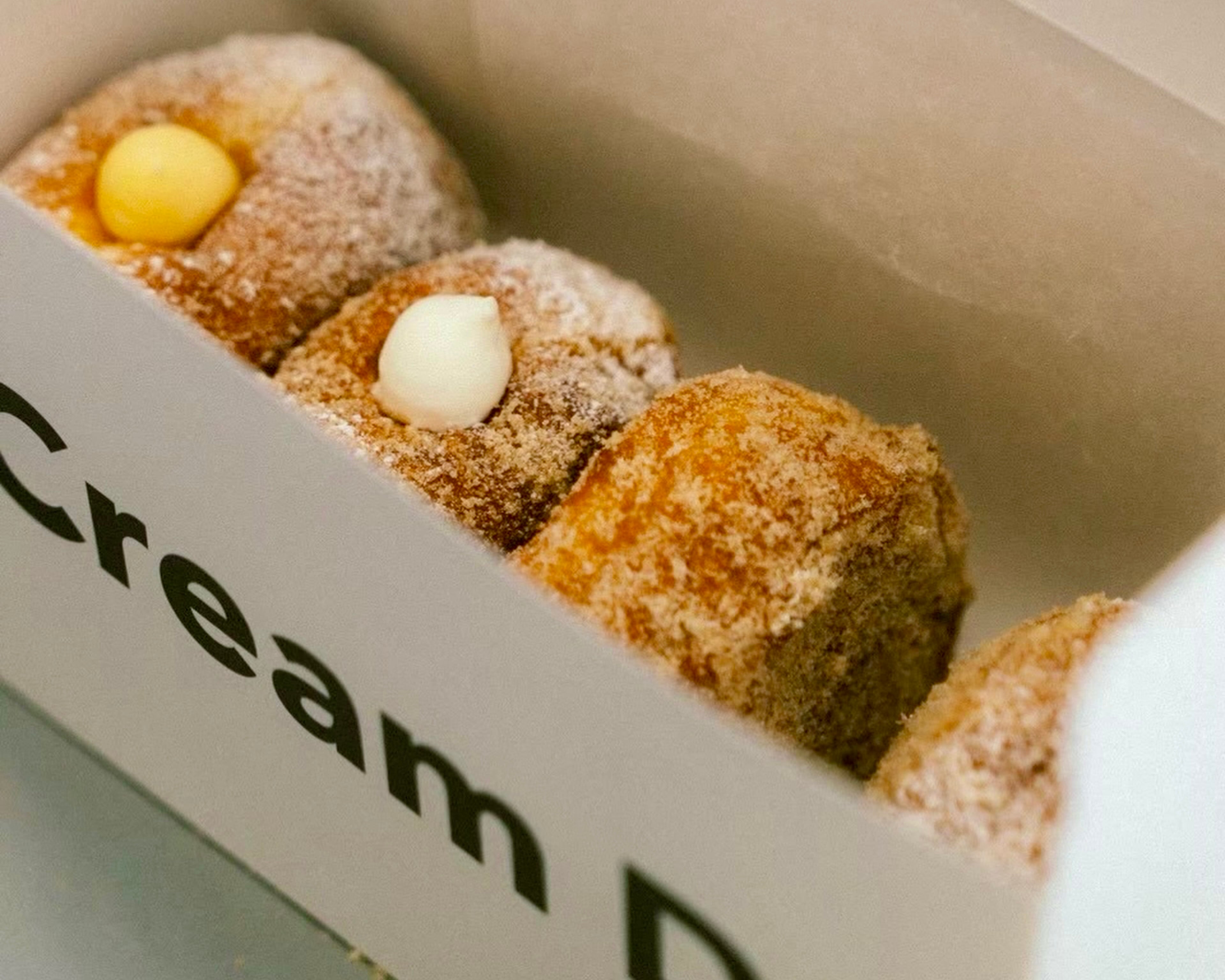 川西市役所前に話題の生ドーナツ!『Cream D』の自家製クリームを堪能