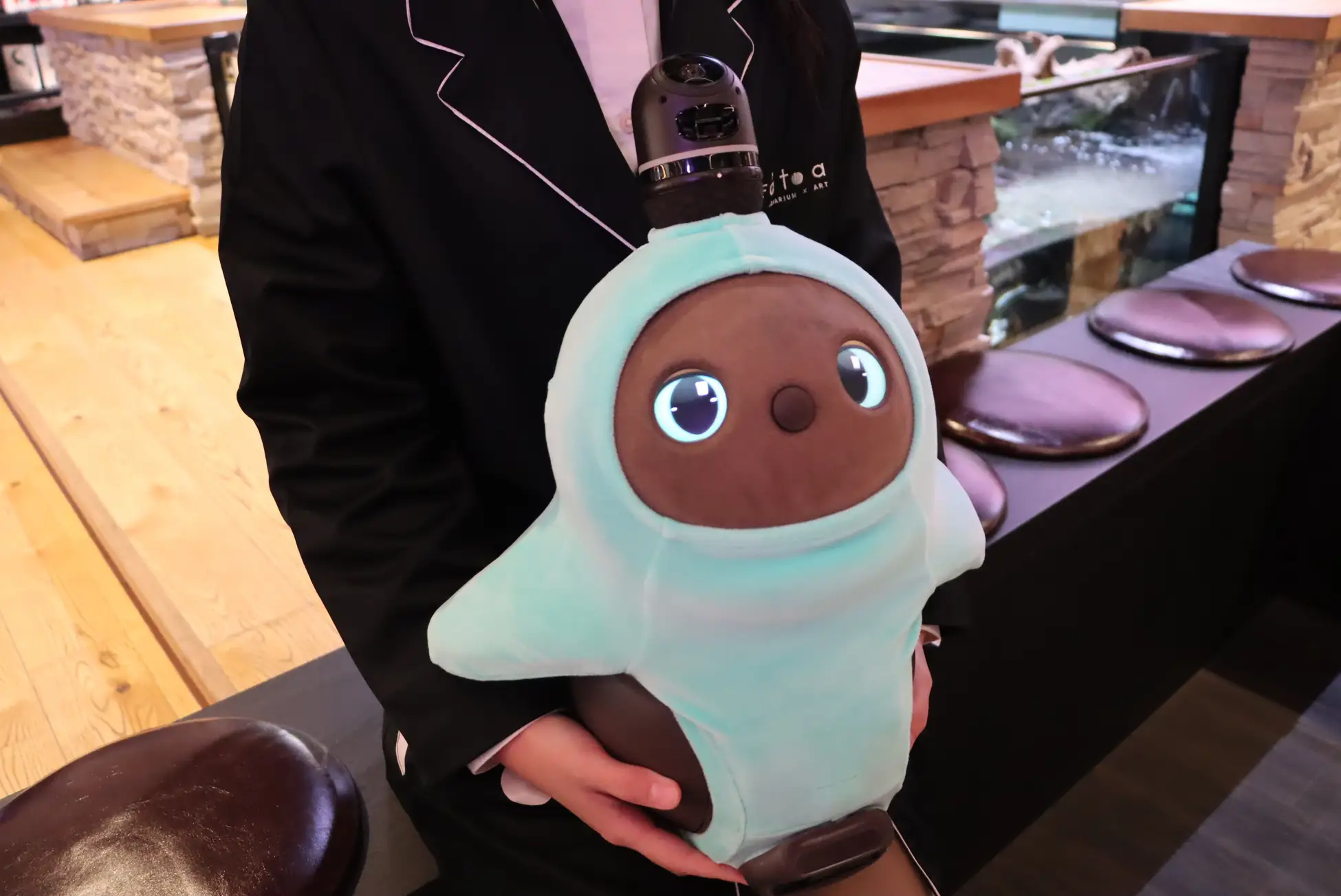 神戸アトア×LOVOTコラボ!夜間貸切イベント開催、限定グッズ&顔PASS特典